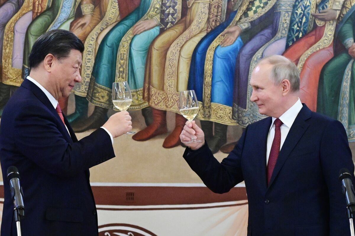 El presidente ruso Vladímir Putin (derecha) y su homólogo chino Xi Jinping brindan durante su cena en el edificio del Palacio de las Facetas en el Kremlin, en Moscú, el martes 21 de marzo de 2023. (Pavel Byrkin, Sputnik, Kremlin Pool Photo via AP)