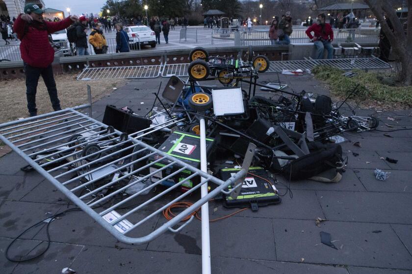 Manifestantes dejan una pila de equipos de televisión destrozados en el exterior del Capitolio de Estados Unidos, el 6 de enero de 2021, en Washington. (AP Foto/José Luis Magana)