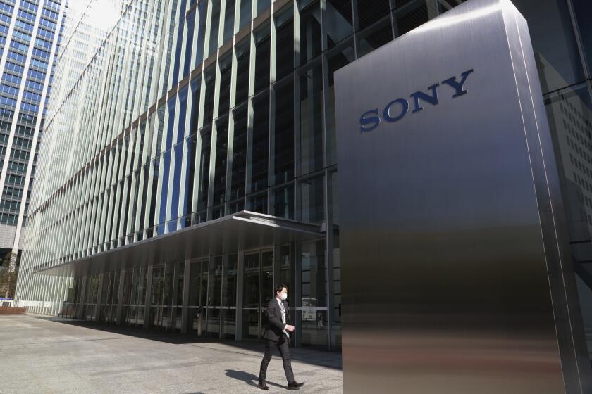 ARCHIVO - Un hombre pasa por la sede de Sony Corp. en Tokio, el 2 de febrero. 3, 2021. (Foto AP/Koji Sasahara, archivo)