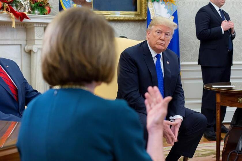 El presidente estadounidense, Donald J. Trump (d), se reúne con los líderes demócratas en la Cámara de Representantes y el Senado, Nancy Pelosi (c) y Chuck Schumer (no aparece en la fotografía) en el Despacho Oval de la Casa Blanca, Washington D.C (Estados Unidos), el 11 de diciembre de 2018. EFE/Archivo