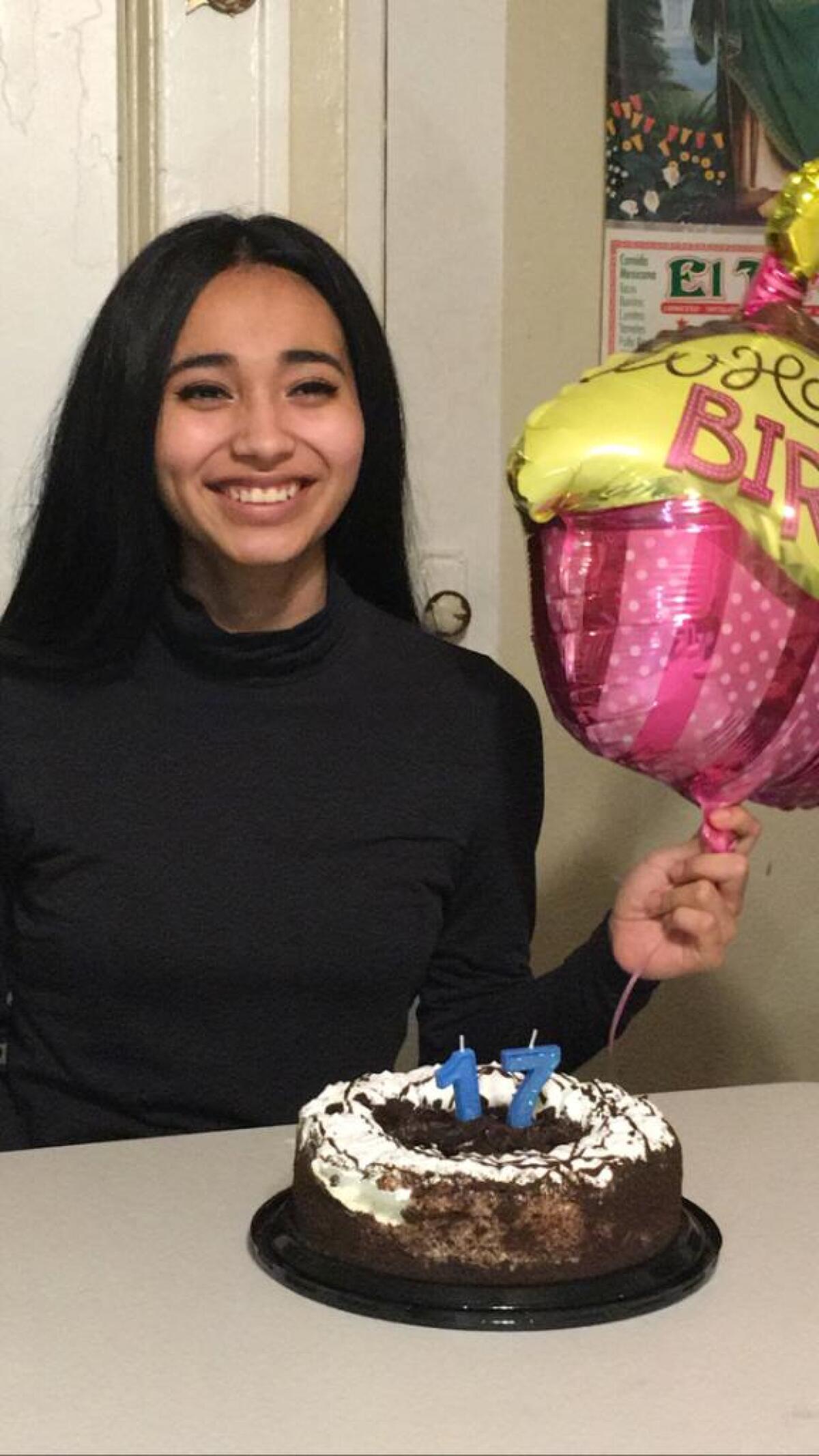 Cielo Echegoyén una estudiante de la Escuela Secundaria de Santa Ana, en la celebración de su cumpleaños en febrero de 2020.