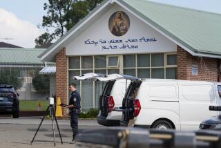 Un forense de la policía trabaja en la escena de un ataque en la Iglesia del Cristo Buen Pastor, en el suburbio de Wakely, en el oeste de Sydney, Australia, el 16 de abril de 2024. (AP Foto/Mark Baker)