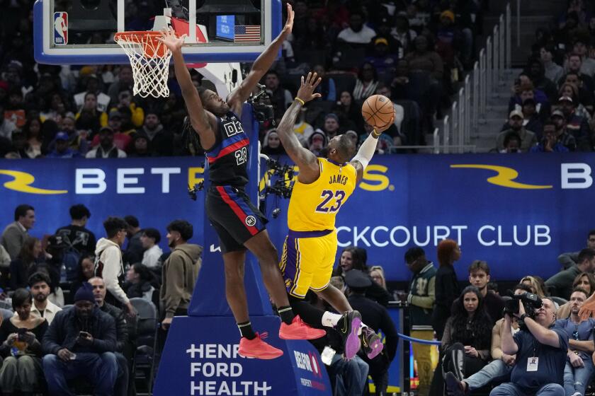 El alero de los Lakers de Los Ángeles LeBron James lanza el balón sobre el pívot de los Pistons de Detroit Isaiah Stewart en el encuentro del miércoles 29 de noviembre del 2023. (AP Foto/Carlos Osorio)