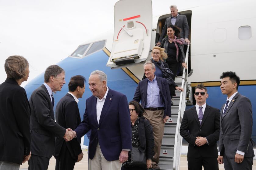 El líder de la mayoría en el Senado de Estados Unidos, el demócrata Chuck Schumer, de Nueva York (cuarto por la izquierda), y otros miembros de la delegación estadounidense a su llegada al aeropuerto internacional de Shanghái, China, el 7 de octubre de 2023. (Aly Song/Pool Foto vía AP)