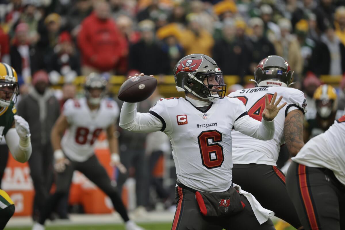 Buccaneers quarterback Baker Mayfield (6) sets to throw against the Packers.