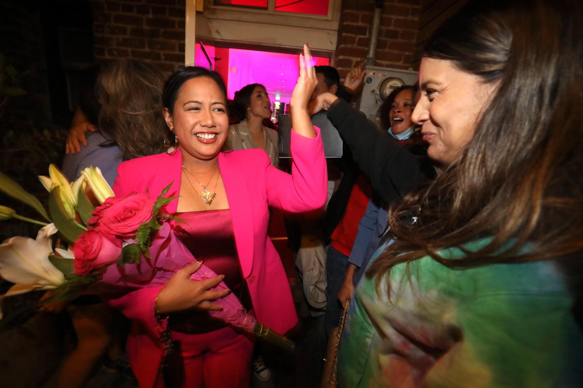 Ysabel Jurado, candidata al distrito 14 del concilio municipal de Los Ángeles, recibe flores cuando
