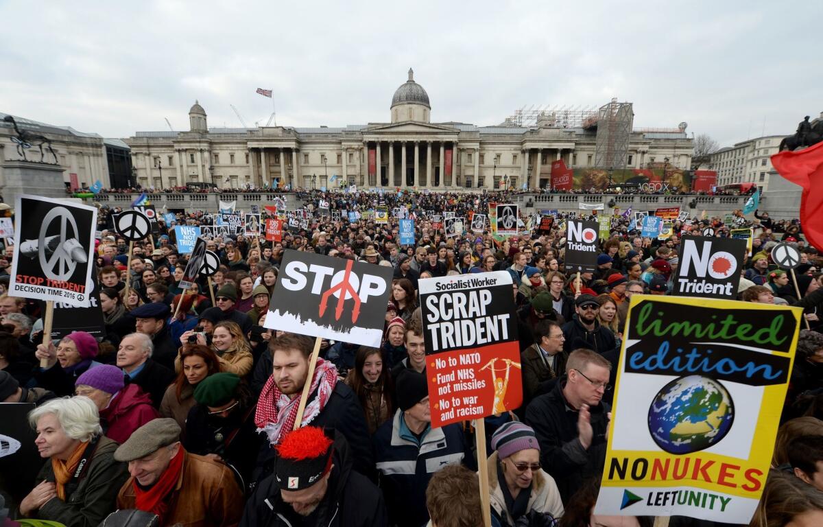 Manifestantes se reúnen en Trafalgar Square en Londres, para oponerse a la renovación del sistema de armas nuclear Trident de Gran Bretaña en lo que los manifestantes describen como la protesta más grande en una generación.