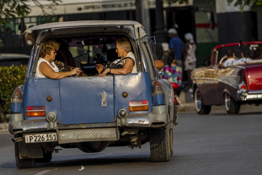 ARCHIVO - Mujeres viajan en la parte trasera de un taxi colectivo en La Habana, Cuba, 6 de abril de 2023. El transporte público en Cuba transporta actualmente a menos del 50% de las personas que trasladaba hace cinco años, informó el ministro de Transporte el jueves 18 de abril de 2024. (AP Foto/Ramón Espinosa, Archivo)