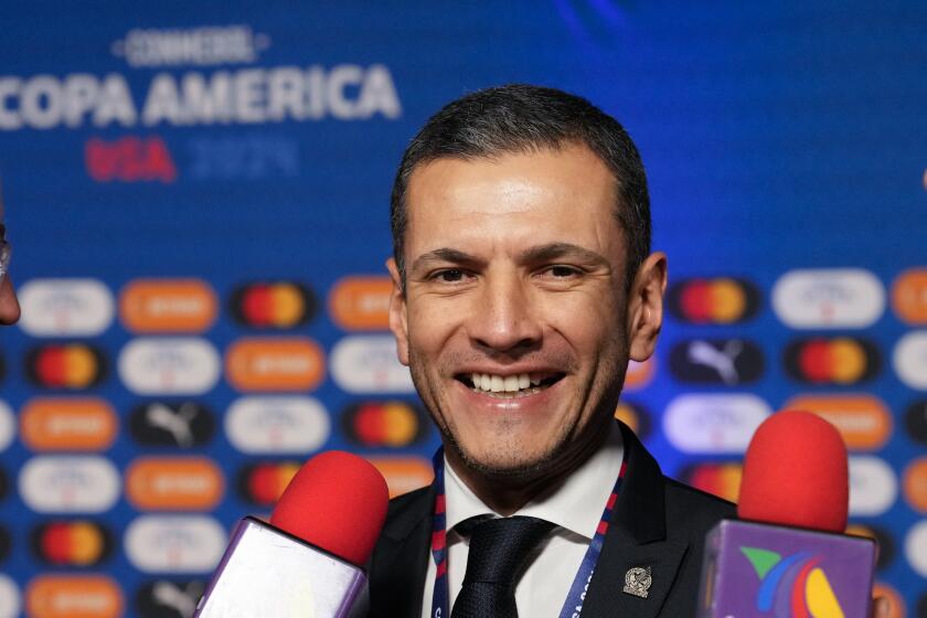 El técnico de México Jaime Lozano charla con la prensa previo al sorteo de la Copa América 2024, el jueves 7 de diciembre de 2023, en Miami. (AP Foto/Lynne Sladky)
