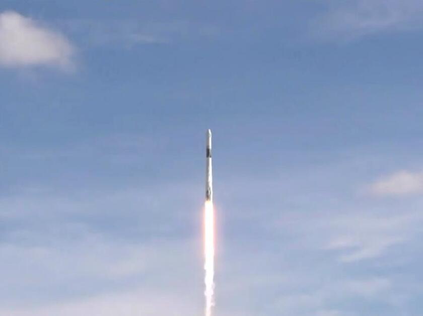 Captura de vídeo cedida por la NASA donde aparece un SpaceX Falcon 9 mientras despega este jueves desde el Complejo de Lanzamiento Espacial 40 en la Estación de la Fuerza Aérea de Cabo Cañaveral, en Florida (EE.UU.). EFE/NASA