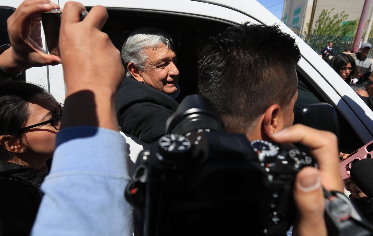 Decenas de migrantes reclaman justicia a López Obrador en norte de México