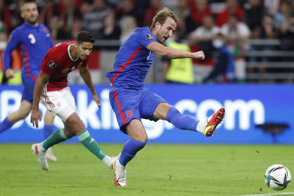 ARCHIVO - El delantero inglés Harry Kane anota un gol ante Hungría en el partido de las eliminatorias 
