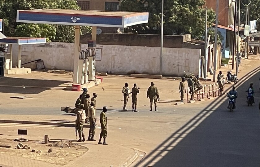 Soldados ante una base militar en la capital de Burkina Faso, Uagadugú, el domingo 23 de enero de 2022. Las autoridades de Burkina Faso admitieron que se habían producido disparos en una base pero negaron que el Ejército hubiera tomado el control del país. (AP Goto/Sam Mednick)