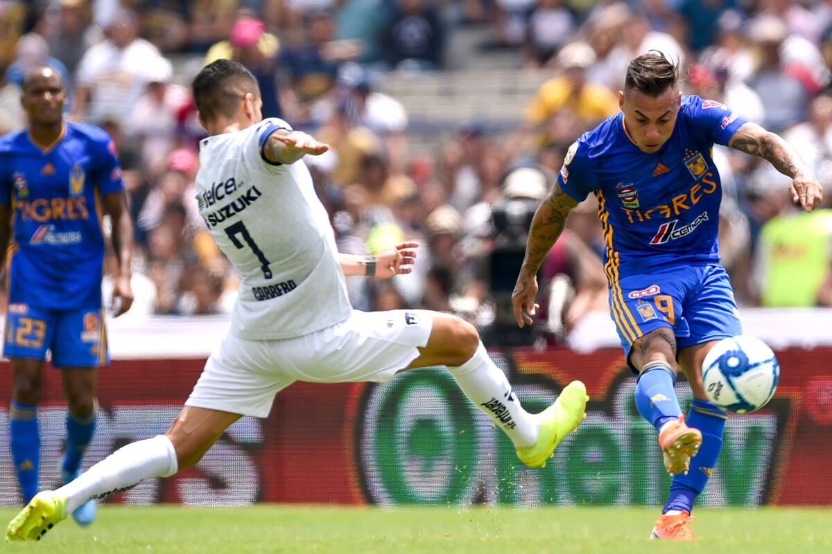 David Cabrera (L) of Pumas vies for the ball with Eduardo Vargas of Tigres during their Mexican Apertura football tournament match at the Olimpics University stadium in Mexico City, on August 04, 2019. (Photo by RODRIGO ARANGUA / AFP)RODRIGO ARANGUA/AFP/Getty Images ** OUTS - ELSENT, FPG, CM - OUTS * NM, PH, VA if sourced by CT, LA or MoD **