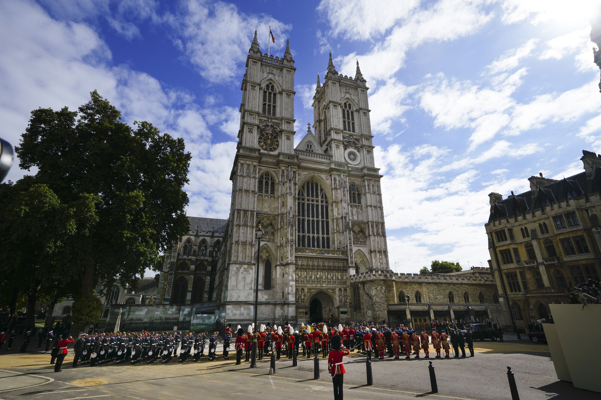 Les troupes et les gardes sont amassés à l'extérieur de l'abbaye de Westminster.