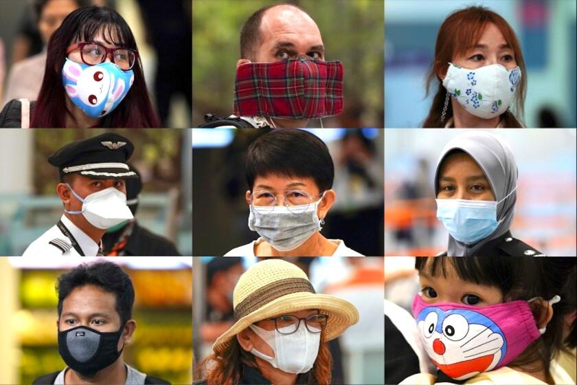 Gente llevando distintas mascarillas.
