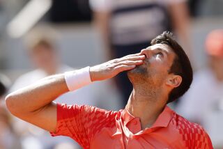 Novak Djokovic celebra tras derrotar a Aleksandar Kovacevic en la primera ronda del Abierto de Francia, el lunes 29 de mayo de 2023, en París. (AP Foto/Jean-Francois Badias)