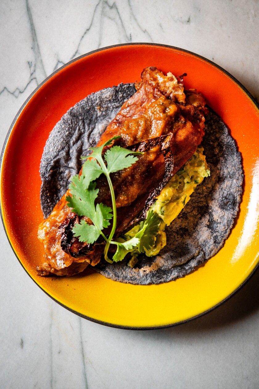 Un taco de pollo asado en Puesto, que abrirá su segundo local en Petco Park en 2022.