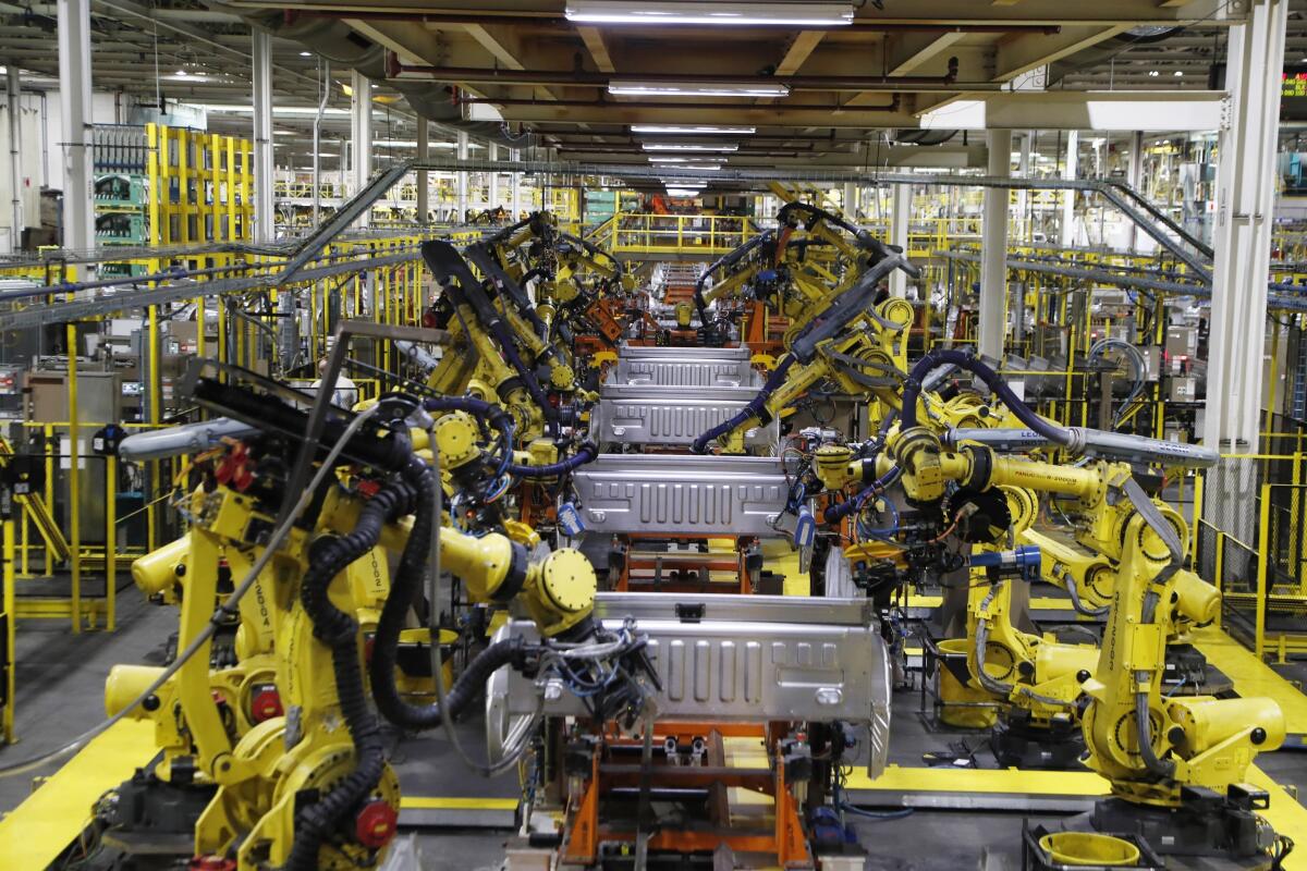 Fotografía de archivo del 27 de septiembre de 2018 de brazos robot soldando plataformas de camionetas Ford F-150 en la línea de ensamblaje en una planta Ford Rouge en Dearborn, Michigan. (AP Foto/Carlos Osorio, Archivo)