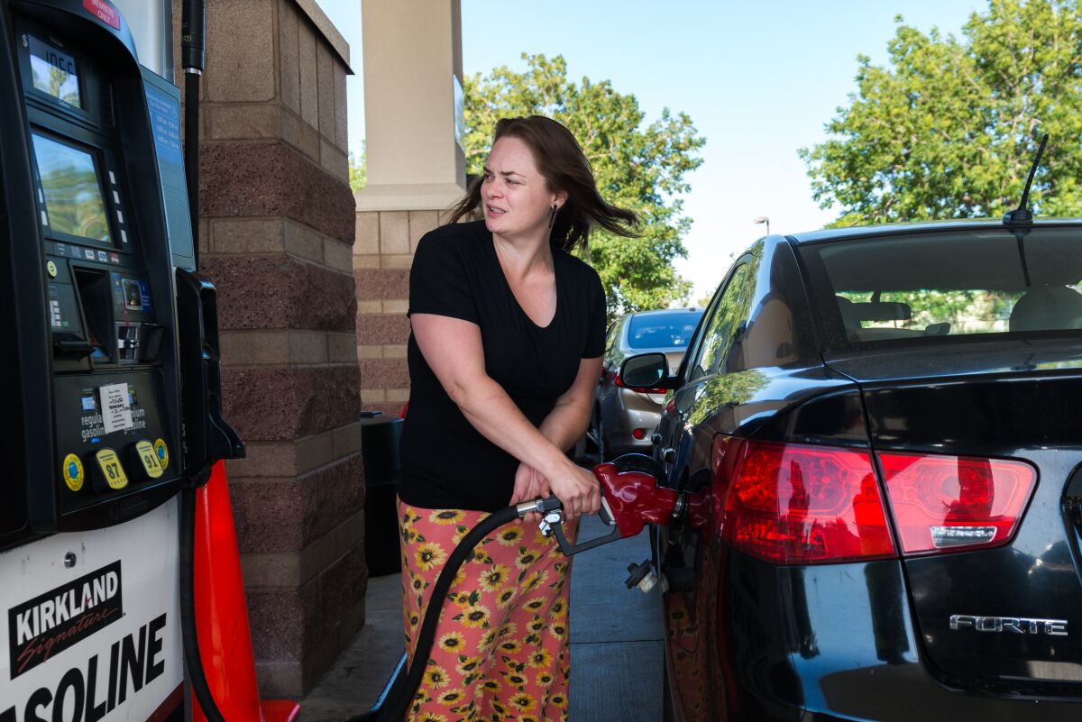 Deborah Lewis llena el tanque de gasolina en Costco en Lancaster, California,