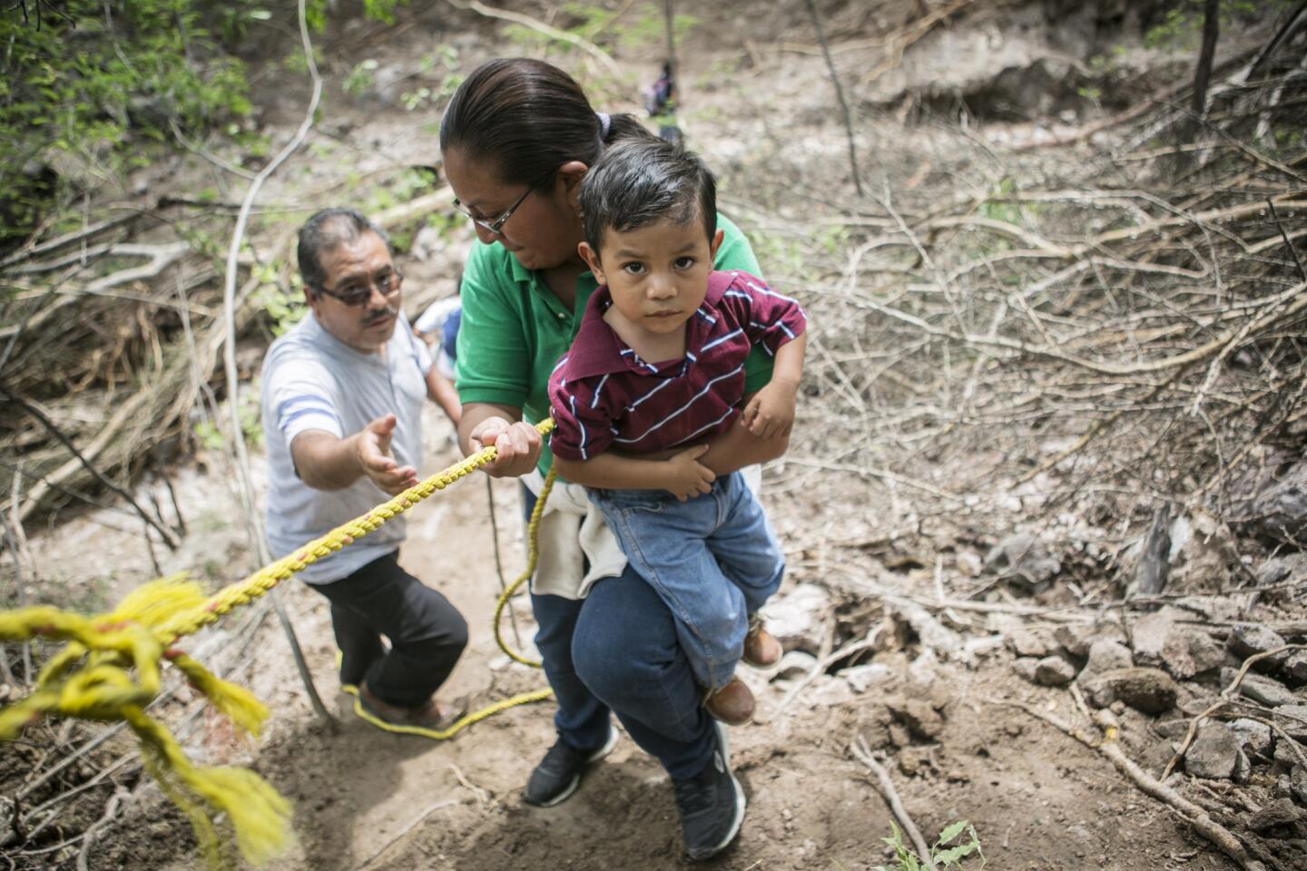 Habitantes descienden por laderas con ayuda de cuerdas para poder cruzar el tramo de la carretera 190 Oaxaca-Itzmo, en el kilómetro 117, ubicado en el poblado de San José Gracia, en el municipio de San Pedro Totolapa, Oaxaca (México).