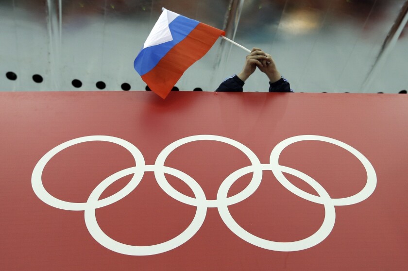 En esta imagen de archivo, una bandera rusa ondea sobre los anillos olímpicos