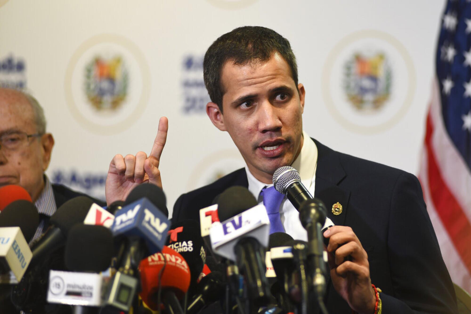 Juan Guaidó, de Venezuela, habla con la prensa después de un evento en Miami el sábado 1 de febrero de 2020. 