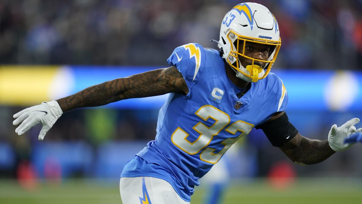 Justin Herbert Sets Team Touchdown Record as Chargers Keep Playoff Hopes  Alive With 34-13 Win Over Broncos – NBC Los Angeles