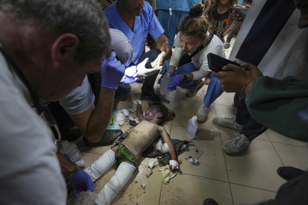 Médicos atienden a un niño herido por un bombardeo israelí 