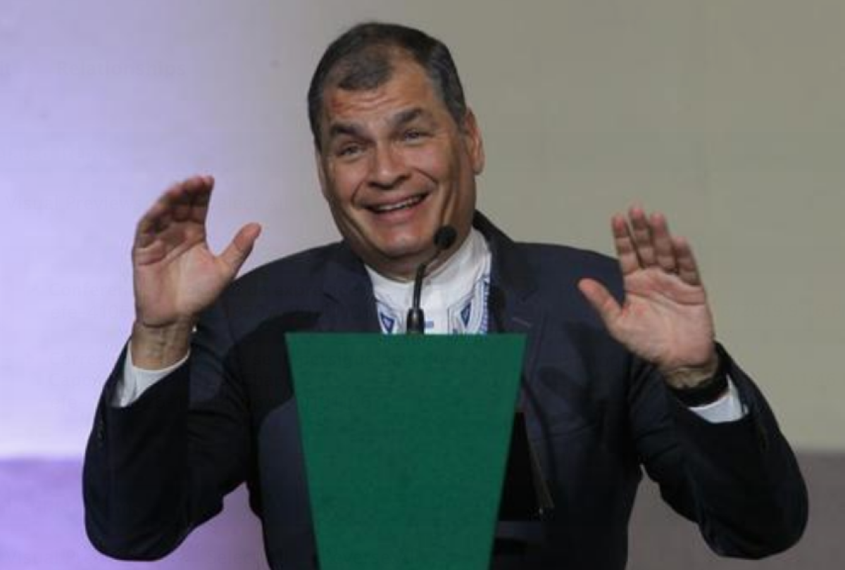 El expresidente de Ecuador, Rafael Correa, habla durante su participación en la conferencia magistral "America Latina en Disputa" este miércoles en el Museo de la Ciudad de México (México). EFE/Mario Guzmán