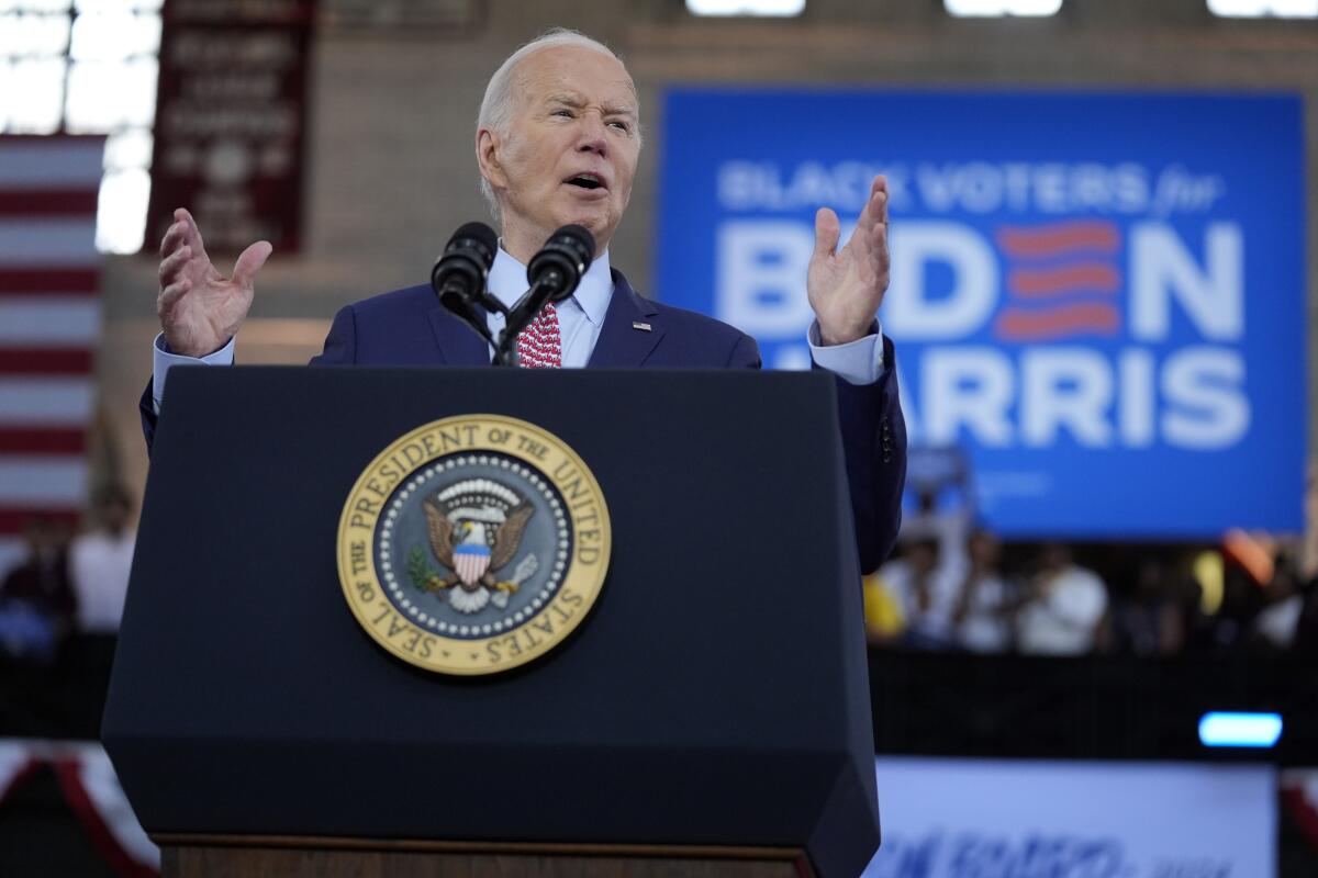 ARCHIVO - El presidente Joe Biden habla durante un acto de campaña en Girard College,