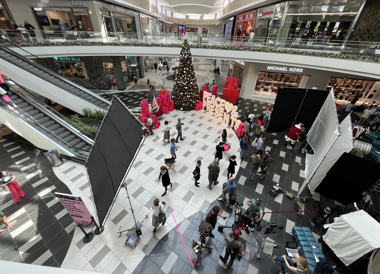 Christmas in ... September? Decoration dismay hits a Torrance mall — but is it justified? 