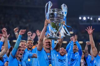 Erling Haaland festeja con el trofeo de la Liga de Campeones, luego que el Manchester City venció en la final al Inter, el sábado 10 de junio de 2023, en Estambul (AP Foto/Manu Fernández)