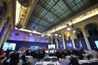 El secretario general de la OTAN, Jens Stoltenberg, se dirige a los asistentes en el segundo día de la cumbre de ministros de Exteriores en Bucarest, Rumanía, el miércoles 30 de noviembre de 2022. (AP Foto/Andreea Alexandru)
