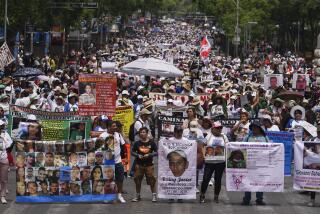 La gente asiste a la Marcha Nacional Anual en Búsqueda de Madres, que se celebra cada Día de la Madre en la Ciudad de México, el viernes 10 de mayo de 2024. Los manifestantes dicen que el gobierno carece de interés en investigar las desapariciones de las más de 100.000 personas en México. (AP Foto/Marco Ugarte)