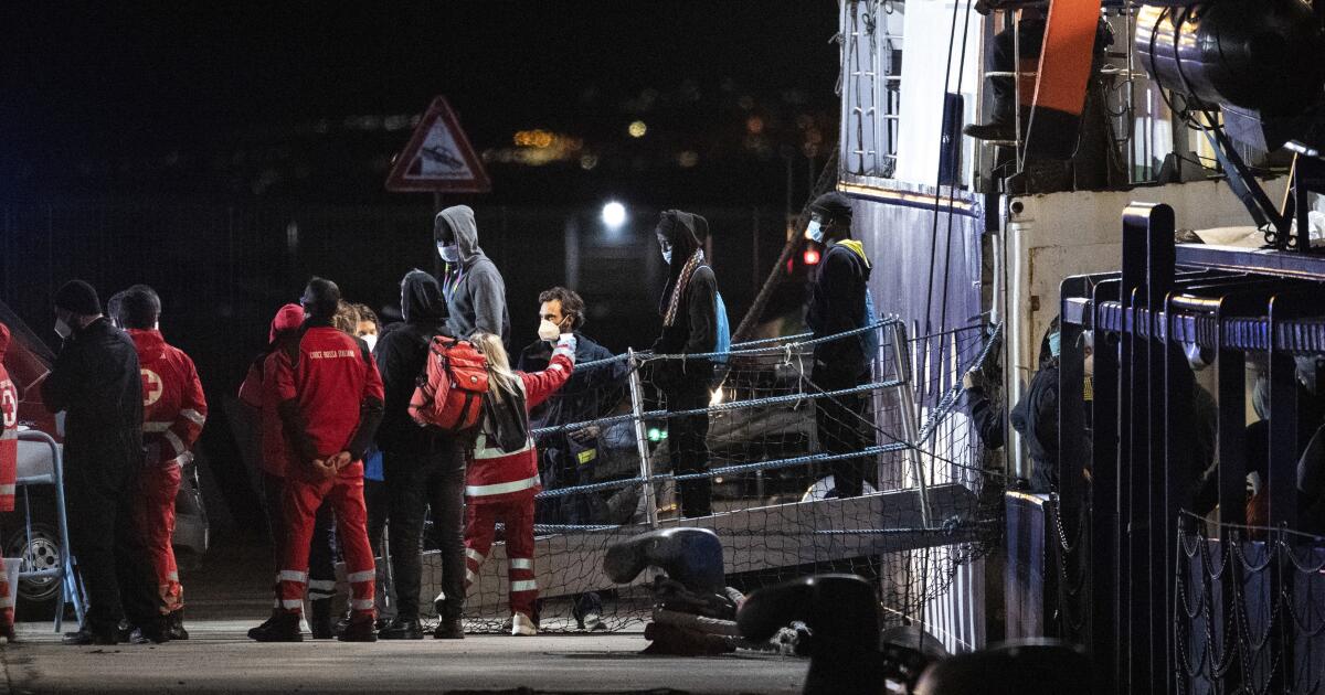 La nave che trasportava i migranti ha rifiutato l’ordine di lasciare il porto italiano