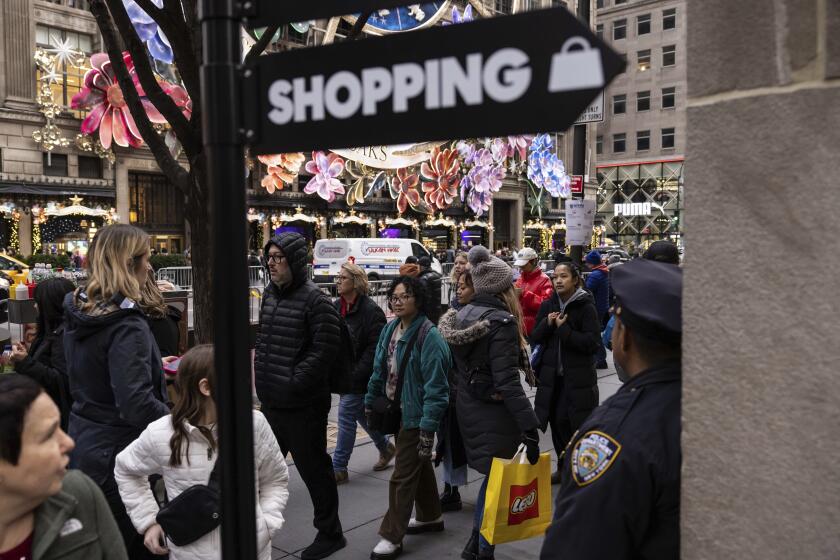 Compradores y peatones caminan por la Quinta Avenida, el 11 de diciembre de 2023, en Nueva York. (AP Foto/Yuki Iwamura, Archivo)