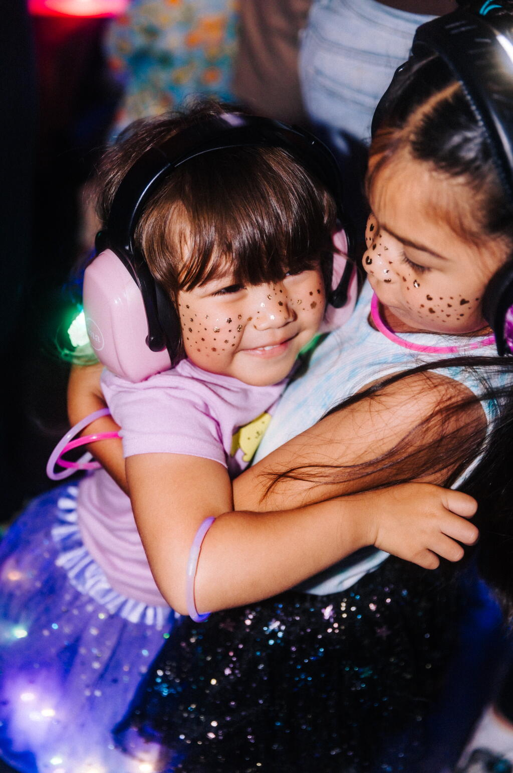 Niño Rave Lenny Pearce's baby rave: dancing toddlers, glow sticks and bass drops ...