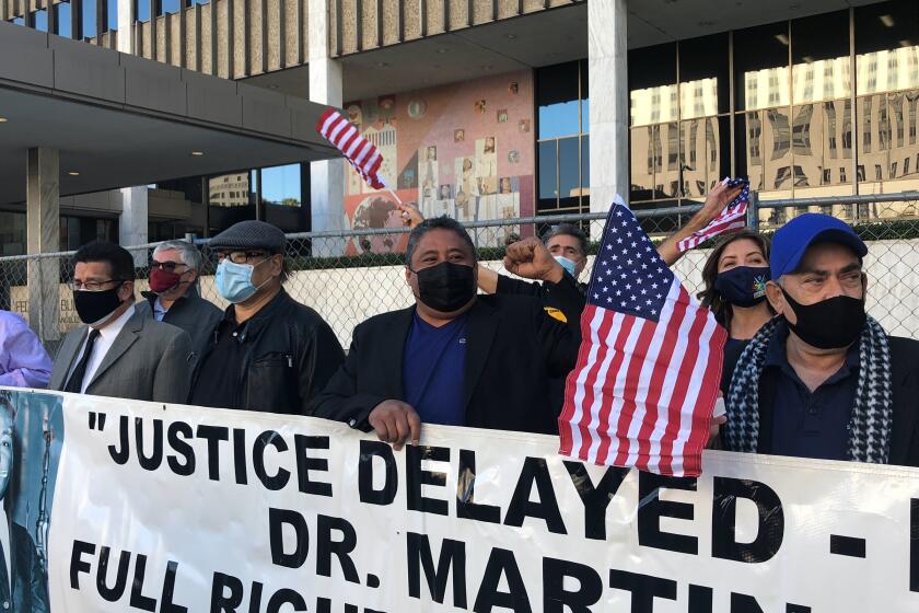 Activistas pro-inmigrantes se concentran frente al edificio federal de inmigración ubicado sobre la calle Los Ángeles.