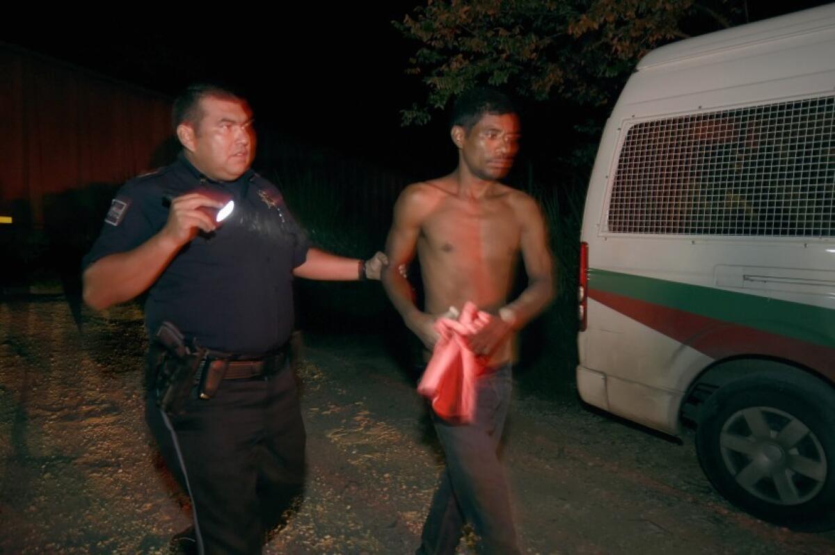 Agentes del servicio migratorio mexicano detienen a un indocumentado que intentaba llegar a Estados Unidos a bordo del tren conocido como ‘La Bestia’, en Palenque Chiapas, el 20 de junio.