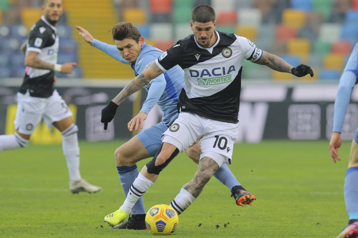 Rodrigo De Paul de Udinese regatea a un jugador de Atalanta