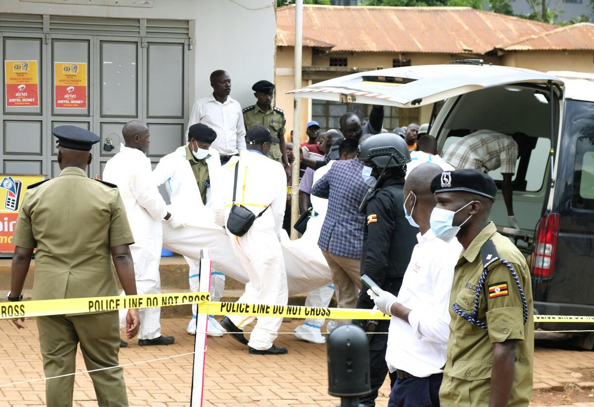 El cuerpo de un guardaespaldas siendo transportado en la aldea de Kyanja, Kampala, Uganda,