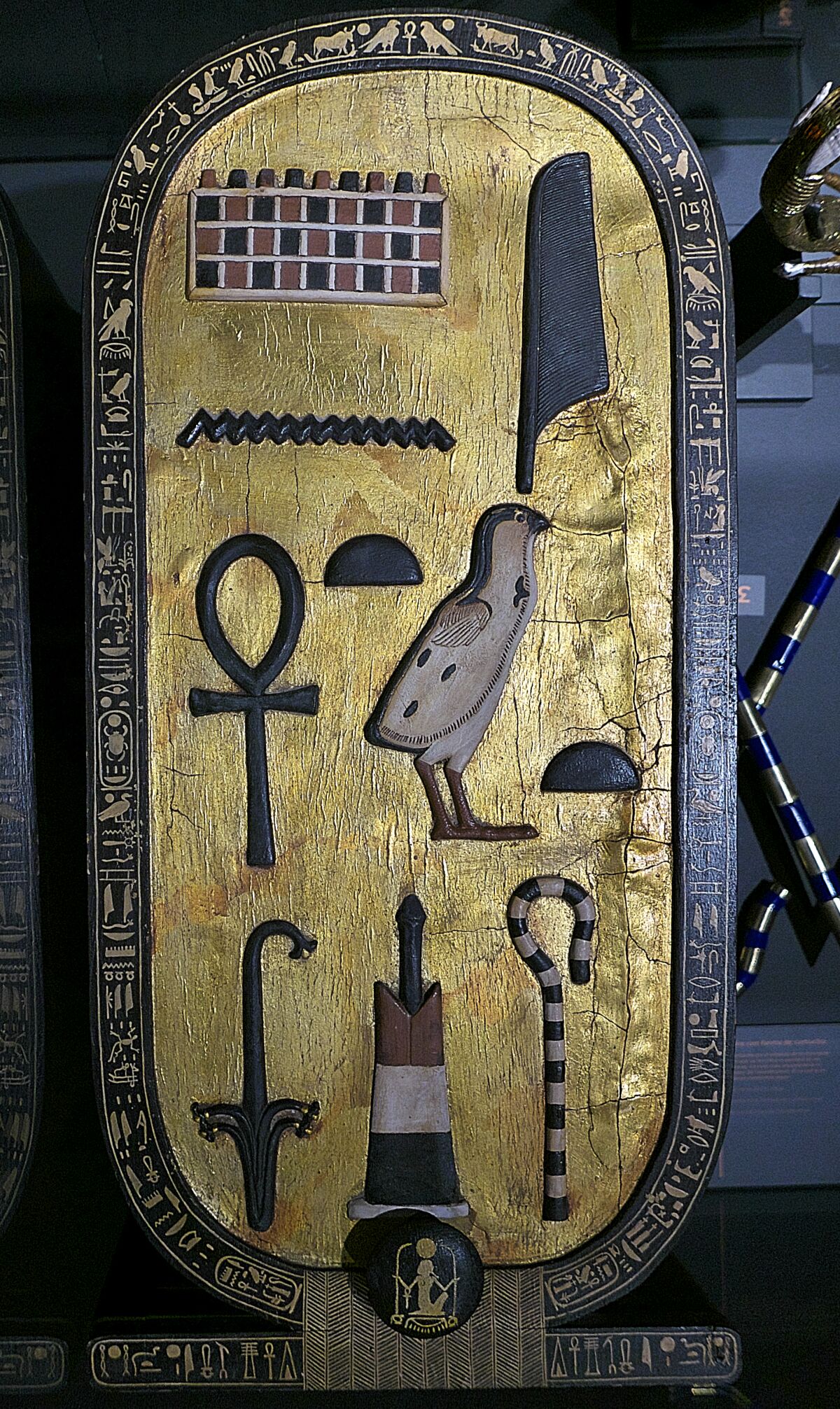 Tapa de joyero con forma de cartucho y jeroglífico, encontrado en la tumba de Tutankamón.