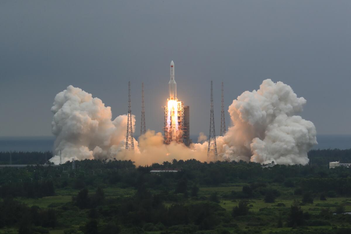 El despegue de un cohete Long March 5B que transportó un módulo para la estación espacial china