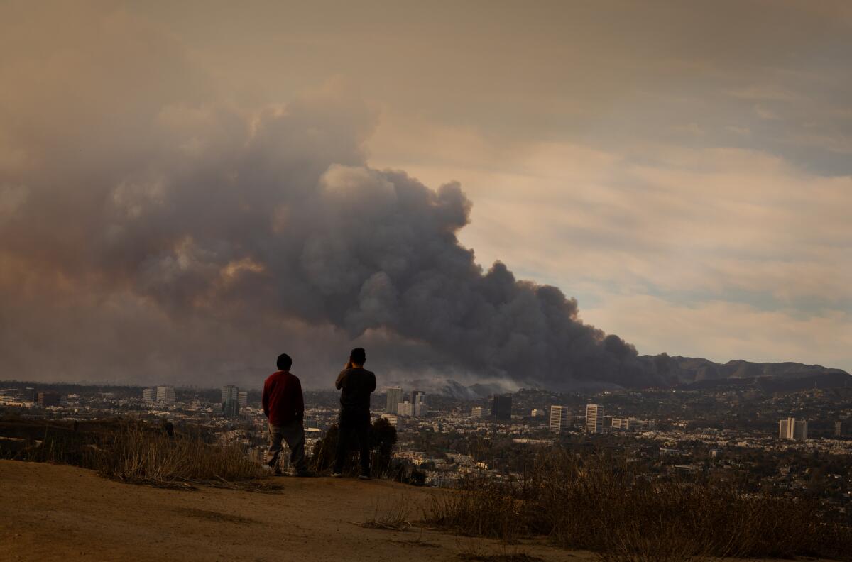 Fumo de incendios forestales de los incendios de Palisades y Eaton el 8 de enero de 2025, manta el condado de Los Ángeles.