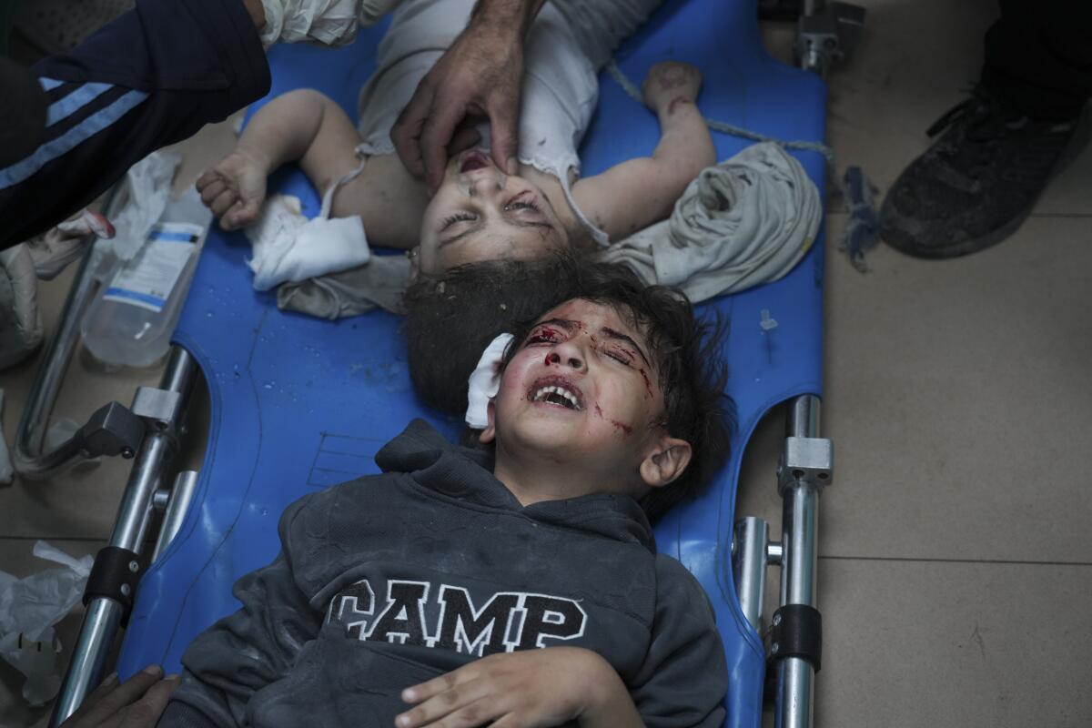 Palestinos heridos en el bombardeo israelí sobre la Franja de Gaza en Deir al-Balah, 