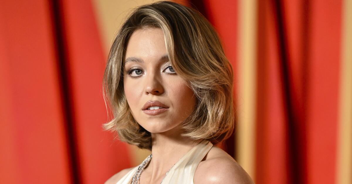 Sydney Sweeney répond aux critiques dans de nouveaux clichés de vacances