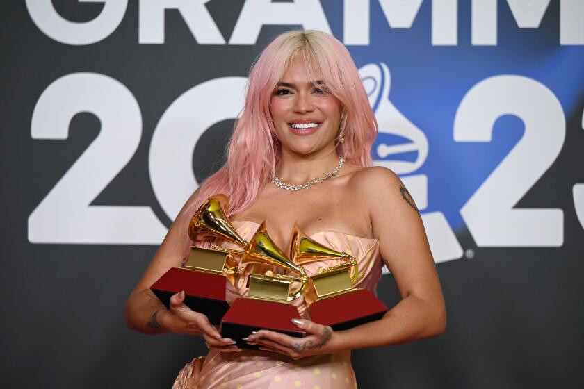 Karol G posa con sus premios en la sala de prensa del Latin Grammy.