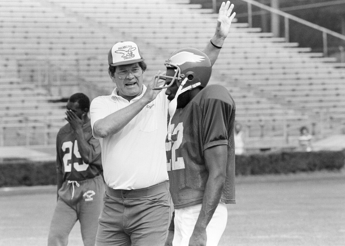 Eagles coach Marion Campbell speaks to safety Brenard Wilson in 1984.