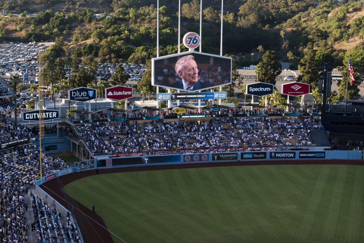 La pantalla gigante del Dodger Stadium muestra la imagen del fallecido locutor Vin Scully 